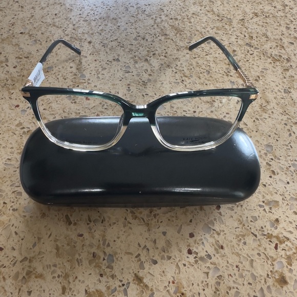 Kate Young - Picture 2 of 5